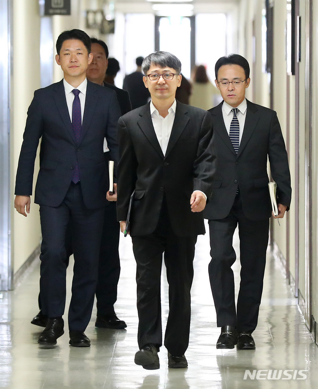 【서울=뉴시스】전신 기자 = 임관혁 세월호 참사 특별수사단장이 11일 서울 서초구 서울중앙지방검찰청에서 세월호 특수단의 본격적인 업무에 앞서 출범과 관련해 입장을 밝히기 위해 브리핑실로 들어서고 있다. 2019.11.11. photo1006@newsis.com