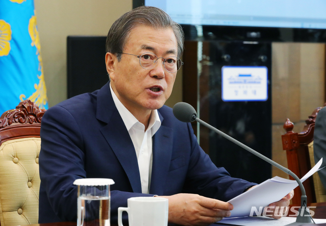 【서울=뉴시스】배훈식 기자 = 문재인 대통령이 14일 청와대 여민관에서 열린 수석·보좌관회의에 참석해 모두발언을 하고 있다. 2019.11.11.&nbsp; dahora83@newsis.com