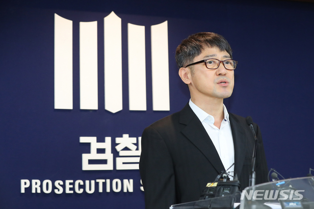 【서울=뉴시스】전신 기자 = 임관혁 세월호 참사 특별수사단장이 지난 11일 서울 서초구 서울중앙지검에서 세월호 특수단의 본격적인 업무에 앞서 출범과 관련해 입장을 밝히고 있다. 2019.11.11. photo1006@newsis.com