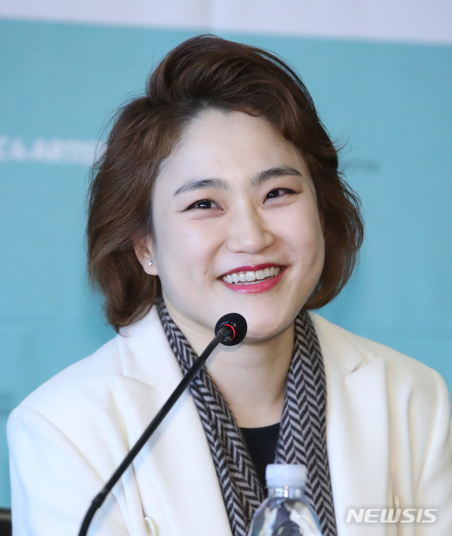 【서울=뉴시스】조수정 기자 = 지휘자 겸 첼리스트 장한나가 11일 오후 서울 소공동 더플라자호텔에서 열린 '장한나&트론헤임 심포니 오케스트라' 기자간담회에서 질문에 답하고 있다. 장한나는 2017/18 시즌부터 트론헤임 심포니 오케스트라 상임지휘 및 예술감독으로 활동하고 있다. 장한나는 지휘자로서 처음으로 13일부터 17일까지 해외 오케스트라를 이끌고 내한공연을 갖는다. 2019.11.11. chocrystal@newsis.com
