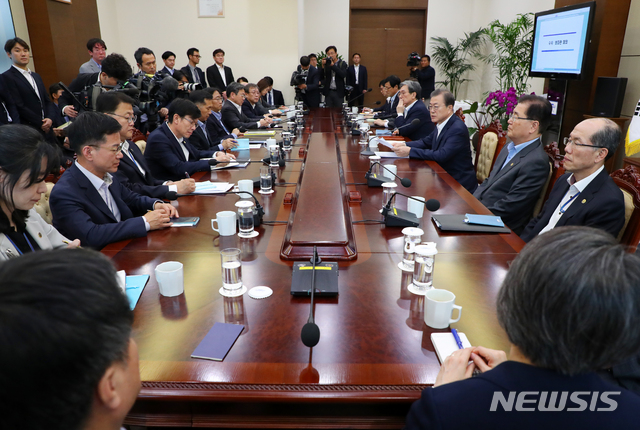 【서울=뉴시스】배훈식 기자 = 문재인 대통령이 11일 오후 청와대 여민관에서 열린 수석·보좌관회의를 주재하고 있다. 2019.11.11. dahora83@newsis.com