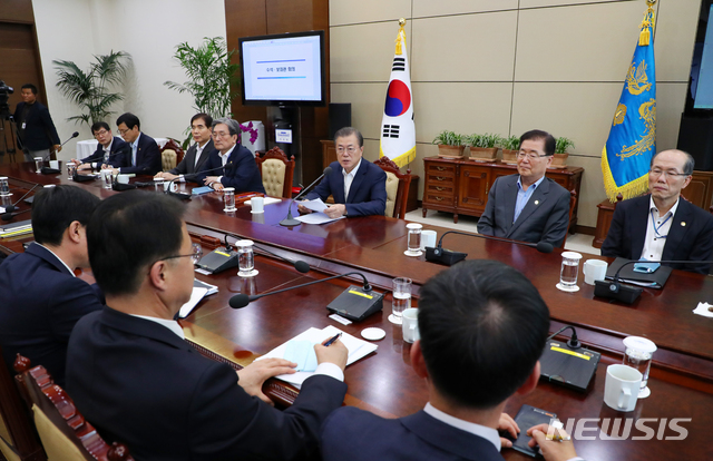【서울=뉴시스】배훈식 기자 = 문재인 대통령이 11일 오후 청와대 여민관에서 열린 수석·보좌관회의를 주재하고 있다. 2019.11.11. dahora83@newsis.com