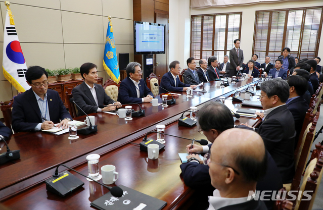 【서울=뉴시스】배훈식 기자 = 문재인 대통령이 11일 오후 청와대 여민관에서 열린 수석·보좌관회의를 주재하고 있다. 2019.11.11. dahora83@newsis.com