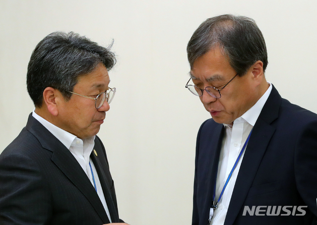 【서울=뉴시스】배훈식 기자 = 강기정(왼쪽) 청와대 정무수석이 11일 오후 청와대 여민관에서 열린 수석·보좌관회의에 참석해 김거성 시민사회수석과 대화하고 있다. 2019.11.11.&nbsp; dahora83@newsis.com