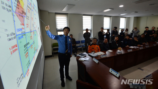 【대구=뉴시스】이무열 기자 = 11일 오후 대구 달성군 다사읍 강서소방서에서 독도소방구조헬기추락사고 범정부현장수습지원단이 민간 잠수전문가 등이 참여하는 실종자 수색 관련 자문회의를 진행하고 있다. 2019.11.11. lmy@newsis.com