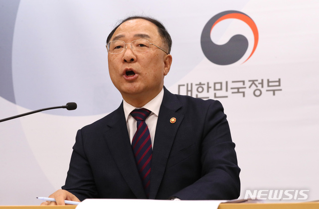 【세종=뉴시스】강종민 기자 = 홍남기 부총리 겸 기획재정부 장관이 11일 오후 정부세종청사에서 열린 기자간담회에서 문재인정부 출범 2년반 경제운영 성과와 향후 과제, 2020년 경제정책방향에 대해 설명하고 있다. 2019.11.11. ppkjm@newsis.com