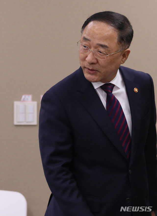 홍남기 "3분기 사업소득 악화, 산업·인구구조·소비패턴 변화 작용"