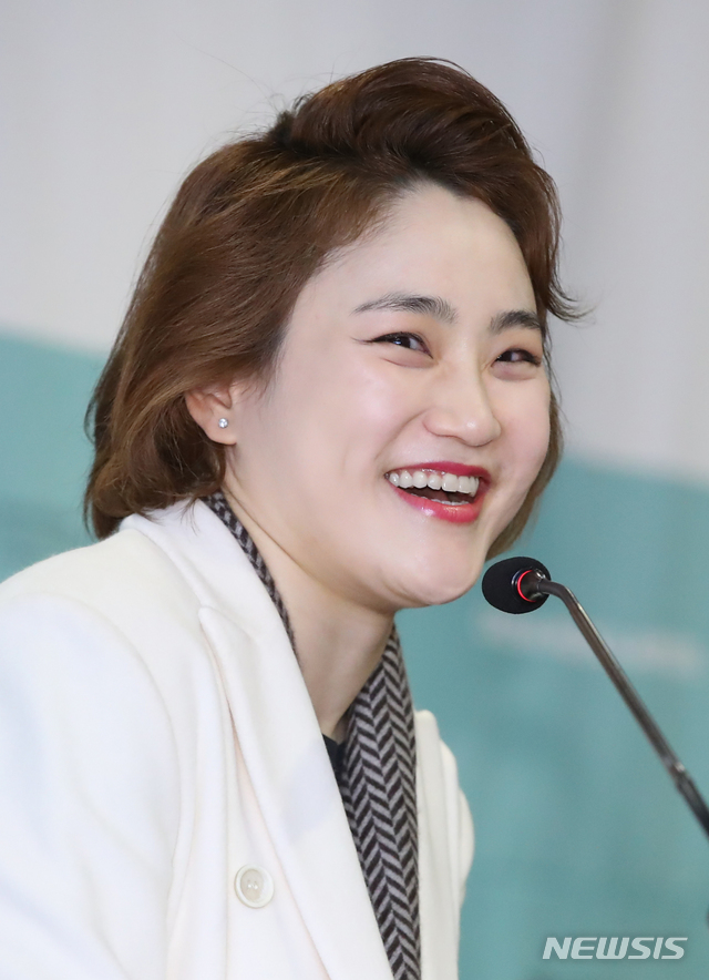 【서울=뉴시스】조수정 기자 = 지휘자 겸 첼리스트 장한나가 11일 오후 서울 소공동 더플라자호텔에서 열린 '장한나&트론헤임 심포니 오케스트라' 기자간담회에서 질문에 답하고 있다. 장한나는 2017/18 시즌부터 트론헤임 심포니 오케스트라 상임지휘 및 예술감독으로 활동하고 있다. 장한나는 지휘자로서 처음으로 13일부터 17일까지 해외 오케스트라를 이끌고 내한공연을 갖는다. 2019.11.11. chocrystal@newsis.com