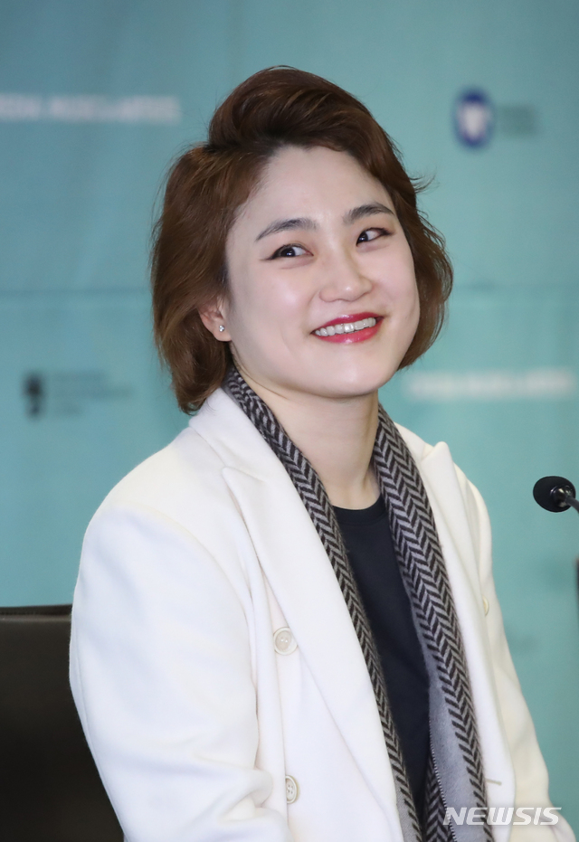 【서울=뉴시스】조수정 기자 = 지휘자 겸 첼리스트 장한나가 11일 오후 서울 소공동 더플라자호텔에서 열린 '장한나&트론헤임 심포니 오케스트라' 기자간담회에서 질문에 답하고 있다. 장한나는 2017/18 시즌부터 트론헤임 심포니 오케스트라 상임지휘 및 예술감독으로 활동하고 있다. 장한나는 지휘자로서 처음으로 13일부터 17일까지 해외 오케스트라를 이끌고 내한공연을 갖는다. 2019.11.11. chocrystal@newsis.com