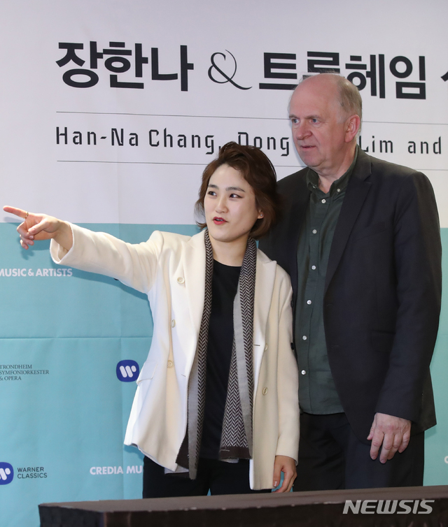 【서울=뉴시스】조수정 기자 = 지휘자 겸 첼리스트 장한나가 11일 오후 서울 소공동 더플라자호텔에서 열린 '장한나&트론헤임 심포니 오케스트라' 기자간담회를 마친 뒤 로아르 라이난 트론헤임 심포니 오케스트라 대표(오른쪽)와 대화나누고 있다. 장한나는 2017/18 시즌부터 트론헤임 심포니 오케스트라 상임지휘 및 예술감독으로 활동하고 있다. 장한나는 지휘자로서 처음으로 13일부터 17일까지 해외 오케스트라를 이끌고 내한공연을 갖는다. 2019.11.11. chocrystal@newsis.com