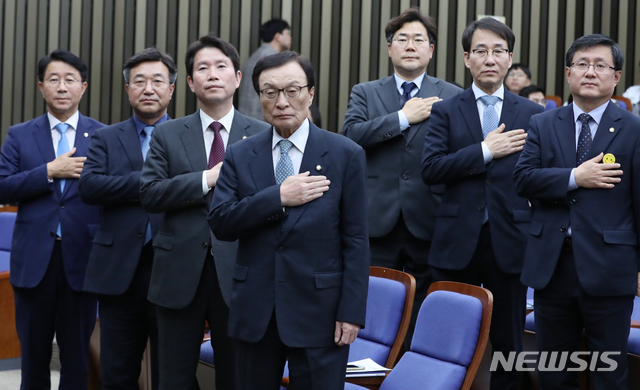 【서울=뉴시스】김명원 기자 = 더불어민주당 이해찬 대표와 이인영 원내대표가 11일 오후 서울 여의도 국회에서 열린 의원총회에 참석해 국민의례를 하고 있다. 2019.11.11. kmx1105@newsis.com