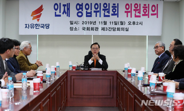 【서울=뉴시스】 장세영 기자 = 이명수 (가운데)자유한국당 인재영입위원장이 11일 오후 서울 여의도 국회 의원회관에서 열린 인재영입위원회 위원회의에서 모두발언을 하고 있다. 2019.11.11. photothink@newsis.com