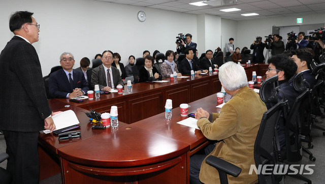 【서울=뉴시스】 장세영 기자 = 이명수 (왼쪽)자유한국당 인재영입위원장이 11일 오후 서울 여의도 국회 의원회관에서 열린 인재영입위원회 위원회의에서 모두발언을 하고 있다. 2019.11.11. photothink@newsis.com