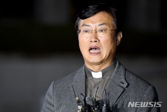 【광주=뉴시스】신대희 기자 = 고 조비오 신부의 명예를 훼손한 혐의(사자명예 훼손)로 기소된 전두환씨의 형사재판이 열리는 11일 광주고법 앞에서 조 신부의 조카이자 이 사건 고소인 중 한 명인 조영대 신부가 취재진 질문에 답하고 있다. 2019.11.11. sdhdream@newsis.com