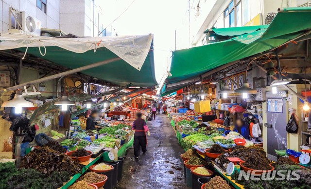 【부산=뉴시스】 부산 서구는 충무동새벽시장의 상권 활성화와 경쟁력 강화 기반 마련을 위해 사업비 23억8000만원을 투입해 대대적인 시설현대화 사업에 나선다고 12일 밝혔다.(사진=부산 서구 제공). 2019.11.12.photo@newsis.com 