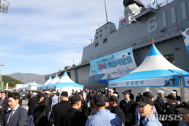 【창원=뉴시스】 강경국 기자 = 12일 해군본부와 중소벤처기업진흥공단, 경남 창원시가 공동으로 독도함에서 민·관·군이 함께하는 2019년 함상 취업박람회를 개최한 가운데 전역 장병과 지역 시민 등이 구직 활동을 위해 함정에 승선하고 있다. (사진=창원시청 제공). 2019.11.12.photo@newsis.com