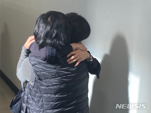 【대구=뉴시스】배소영 기자 = 독도 소방 구조헬기 추락 사고 13일째인 12일 대구 강서소방서에서 박단비(29·) 구급대원의 어머니가 다른 실종자 가족을 끌어안고 있다. 2019.11.12.soso@newsis.com