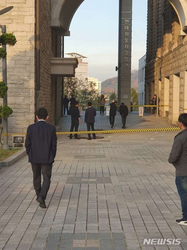 【서울=뉴시스】12일 고려대 내의 한 건물 인근에 있는 맨홀의 뚜껑이 튀어오르는 사고가 발생해 소방차가 출동하는 소동이 벌어졌다. 2019.11.12(사진=고려대 커뮤니티 고파스 캡처) photo@newsis.com