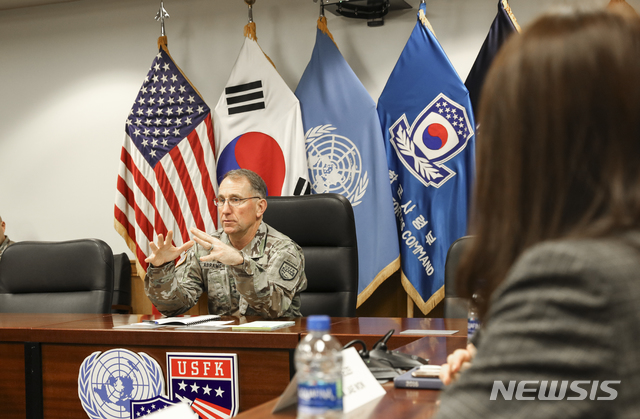 【서울=뉴시스】로버트 에이브럼스 한미 연합사령관 겸 주한미군 사령관이 지난 12일 연합사령부에서 취임 1주년을 맞아 내·외신 기자들과 인터뷰를 가졌다. 2019.11.12. (사진=한미연합사 제공) photo@newsis.com 
