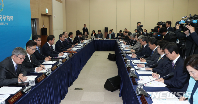 【부산=뉴시스】박영태 기자 = 문재인 대통령이 12일 부산에서 열린 현장국무회의를 주재하고 있다. 2019.11.12.&nbsp; since1999@newsis.com