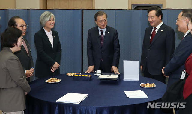 【부산=뉴시스】박영태 기자 = 문재인 대통령이 12일 부산에서 열린 현장국무회의에 앞서 아세안 10개국 커피를 국내 전문 바리스타가 블렌딩한 커피를 마시며 차담하고 있다. 왼쪽부터 조성욱 공정거래위원장, 오거돈 부산시장, 강경화 외교부 장관, 문재인 대통령, 이낙연 국무총리, 홍남기 경제부총리 겸 기획재정부 장관. 2019.11.12.&nbsp; since1999@newsis.com 