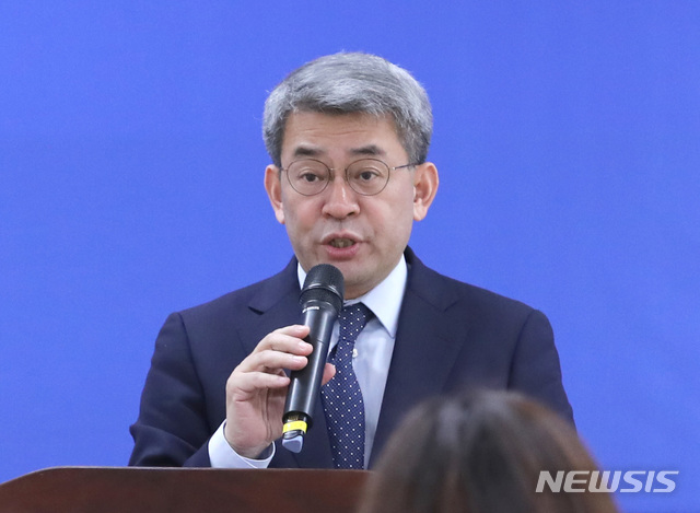 【서울=뉴시스】 전진환 기자 = 권구훈 북방경제협력위원회 위원장이 12일 오전 서울 종로구 일자리위원회 브리핑룸에서 제6차 회의 관련 브리핑을 하고 있다. 2019.11.12. amin2@newsis.com