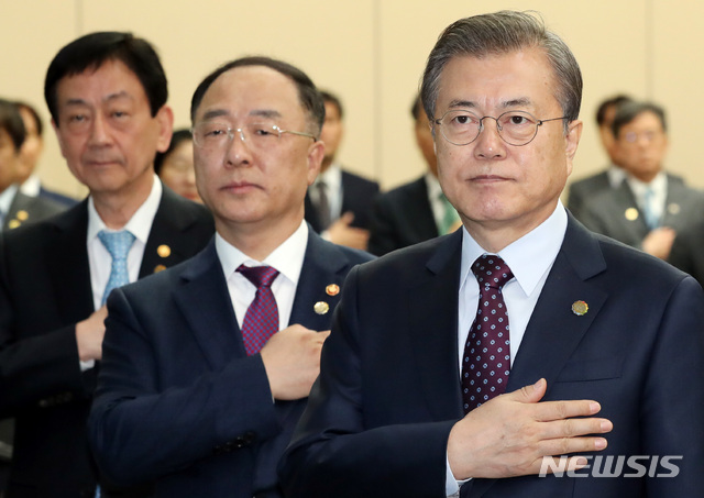 【부산=뉴시스】박영태 기자 = 문재인 대통령이 12일 부산에서 열린 현장국무회의에 참석해 국민의례를 하고 있다. 왼쪽부터 진영 행정안전부 장관, 홍남기 경제부총리, 문재인 대통령. 2019.11.12. since1999@newsis.com