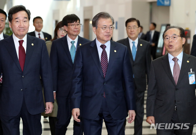 【부산=뉴시스】박영태 기자 = 문재인 대통령이 12일 부산에서 열린 현장국무회의에 참석하고 있다. 왼쪽부터 이낙연 국무총리, 문재인 대통령, 어거돈 부산시장. 2019.11.12. since1999@newsis.com