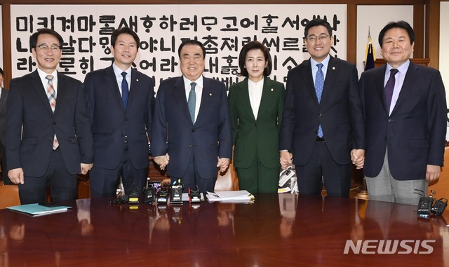 【서울=뉴시스】고승민 기자 = 문희상 국회의장이 12일 서울 여의도 국회에서 여야3당 교섭단체 회동을 하고 있다. 왼쪽부터 민주당 이원욱 원내수석부대표, 이인영 원내대표, 문희상 의장, 나경원 자유한국당 원내대표, 오신환 바른미래당 원내대표, 정양석 한국당 원내수석부대표. 2019.11.12. photo@newsis.com