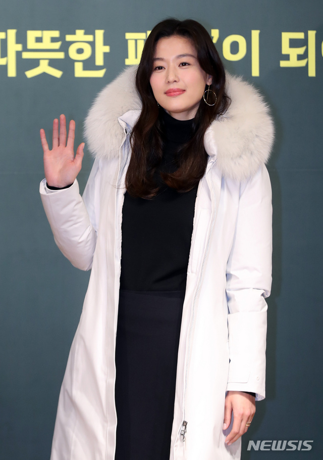 【서울=뉴시스】이윤청 기자 = 배우 전지현이 12일 오전 서울 중구 웨스틴조선호텔 오키드룸에서 열린 네파 따뜻한 세상 캠페인 '따뜻한 패딩' 전달식에 참석해 포즈를 취하고 있다. 2019.11.12. radiohead@newsis.com