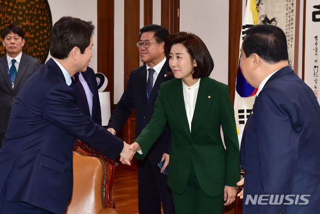 【서울=뉴시스】고승민 기자 = 문희상 국회의장이 12일 서울 여의도 국회에서 여야3당 교섭단체 회동을 하고 있다. 이인영 민주당, 나경원 한국당 원내대표가 인사하고 있다. 2019.11.12.photo@newsis.com