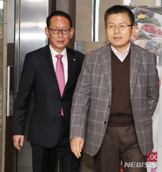 【서울=뉴시스】김명원 기자 = 황교안 자유한국당 대표가 12일 오전 서울 여의도 한 식당에서 열린 수도권-충청권 중진의원 오찬 회동에 참석하고 있다. 2019.11.12. kmx1105@newsis.com