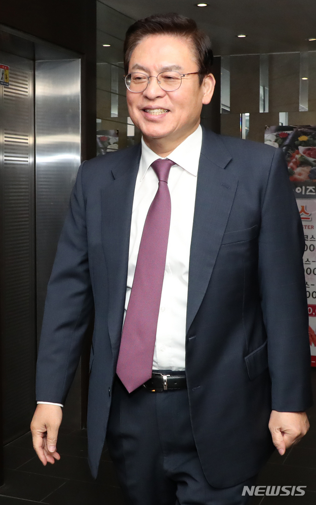 【서울=뉴시스】김명원 기자 = 정우택 자유한국당 의원이 12일 오전 서울 여의도 한 식당에서 열린 황교안 자유한국당 대표와 수도권-충청권 중진의원 오찬 회동에 참석하고 있다. 2019.11.12.&nbsp; kmx1105@newsis.com