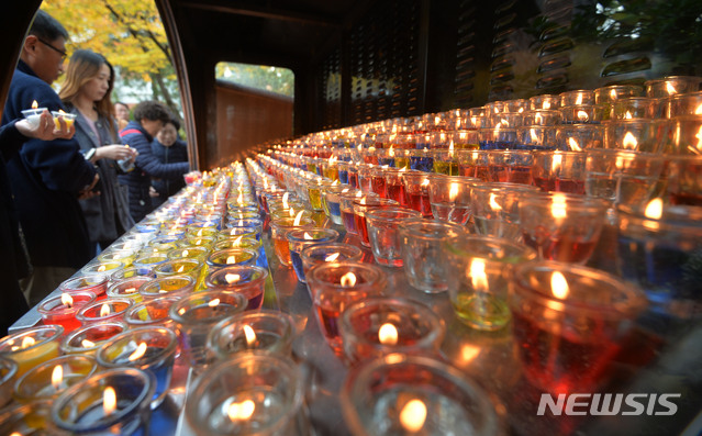 【대구=뉴시스】이무열 기자 =  2020학년도 대학수학능력시험을 이틀 앞둔 12일 오전 대구 중구 남산동 천주교대구대교구청 성모당에서 ‘수능 고득점 기원 미사’가 열렸다. 수험생 자녀를 둔 학부모들이 간절한 기도를 하고 있다. 2019.11.12.lmy@newsis.com