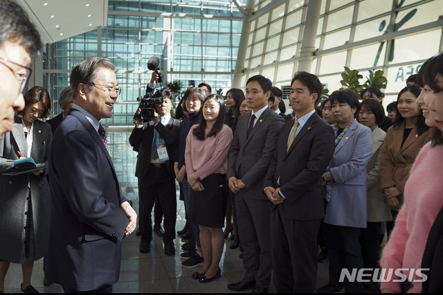 【부산=뉴시스】박영태 기자 = 문재인 대통령이 12일 오전 부산 벡스코 컨벤션홀에 마련된 한-아세안 특별정상회의 준비기획단 사무실을 찾아 직원들을 격려하고 있다. 2019.11.12. since1999@newsis.com