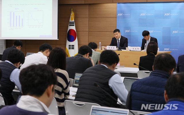 【세종=뉴시스】강종민 기자 = 김성태 KDI 경제전망실장과 정규철 경제전망실 전망총괄이 지난 12일 오전 정부세종청사에서 2020년 경제전망에 대해 설명하고 있다. KDI는 내년 2.3% 내외의 성장률을 기록할 것으로 내다봤다. 2019.11.13.&nbsp; ppkjm@newsis.com