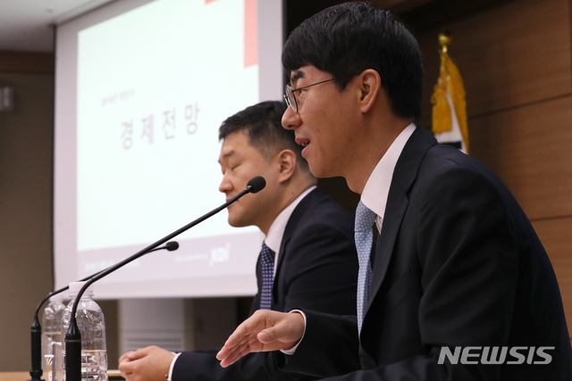 【세종=뉴시스】강종민 기자 = 김성태 KDI 경제전망실장과 정규철 경제전망실 전망총괄이 지난 12일 오전 정부세종청사에서 2020년 경제전망에 대해 설명하고 있다. KDI는 내년 2.3% 내외의 성장률을 기록할 것으로 내다봤다. 2019.11.13. ppkjm@newsis.com