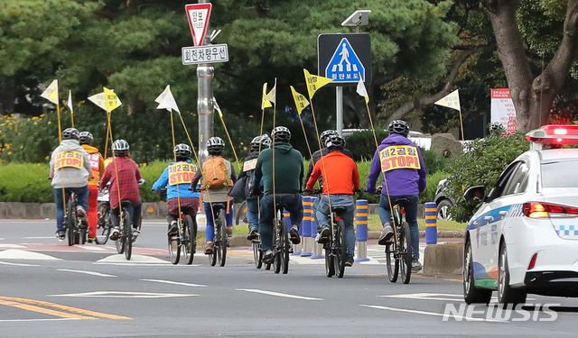 【제주=뉴시스】우장호 기자 = 제주제2공항강행저지비상도민회의가 12일 오후 제주도의회에서 '제주 제2공항 기본계획 고시중단과 공론화 특위구성'을 촉구하는 자전거 행진단을 꾸려 다음 목적지인 보건소 사거리로 출발하고 있다. 2019.11.12. woo1223@newsis.com