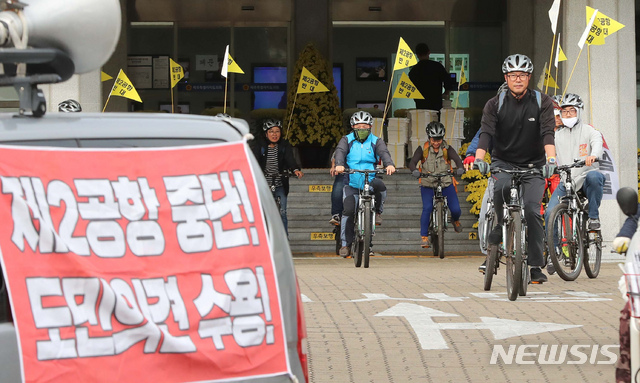 【제주=뉴시스】우장호 기자 = 제주제2공항강행저지비상도민회의가 12일 오후 제주도의회에서 '제주 제2공항 기본계획 고시중단과 공론화 특위구성'을 촉구하는 자전거 행진단을 꾸려 다음 목적지인 보건소 사거리로 출발하고 있다. 2019.11.12. woo1223@newsis.com