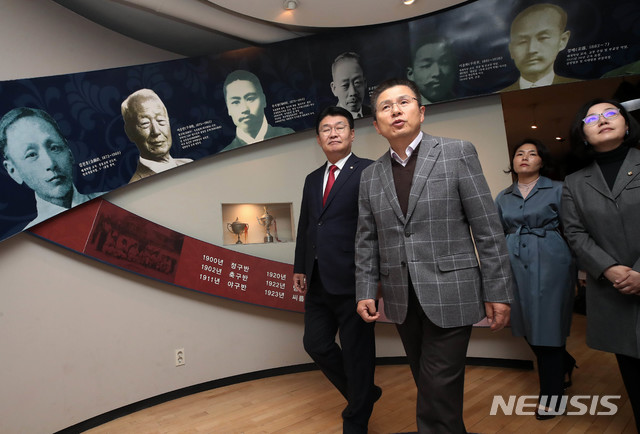 【서울=뉴시스】 장세영 기자 = 황교안 자유한국당 대표가 12일 오후 서울 중구 배재학당 역사박물관에서 열린 교육정책 발표 기자회견에 앞서 역사박물관 내부를 둘러보고 있다. 2019.11.12. photo@newsis.com