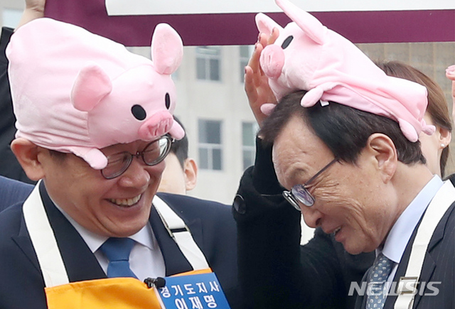 【서울=뉴시스】고승민 기자 = 문희상 국회의장과 이해찬 민주당 대표, 심상정 정의당 대표를 비롯한 의원, 이재명 경기도지사가 12일 서울 여의도 국회에서 '2019 국회 우리 한돈 사랑 캠페인'을 하고 있다. 2019.11.12.kkssmm99@newsis.com