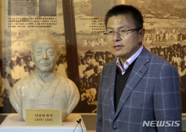 【서울=뉴시스】 장세영 기자 = 황교안 자유한국당 대표가 12일 오후 서울 중구 배재학당 역사박물관에서 열린 교육정책 발표 기자회견에 앞서 배재학당 출신인 이승만 전 대통령 흉상을 살펴보고 있다. 2019.11.12. photo@newsis.com