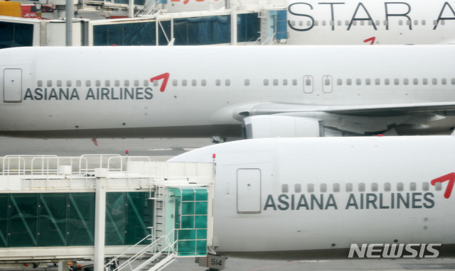 【서울=뉴시스】홍효식 기자 = 금호산업이 이사회 의결을 통해 아시아나 매각 우선협상대상자를 HDC현대산업개발·미래에셋 컨소시엄을 선정했다고 밝힌 12일 오후 서울 강서구 김포공항 국내선청사 전망대에서 바라본 아시아나 항공 여객기가 이착륙하고 있다. 2019.11.12.&nbsp; yesphoto@newsis.com