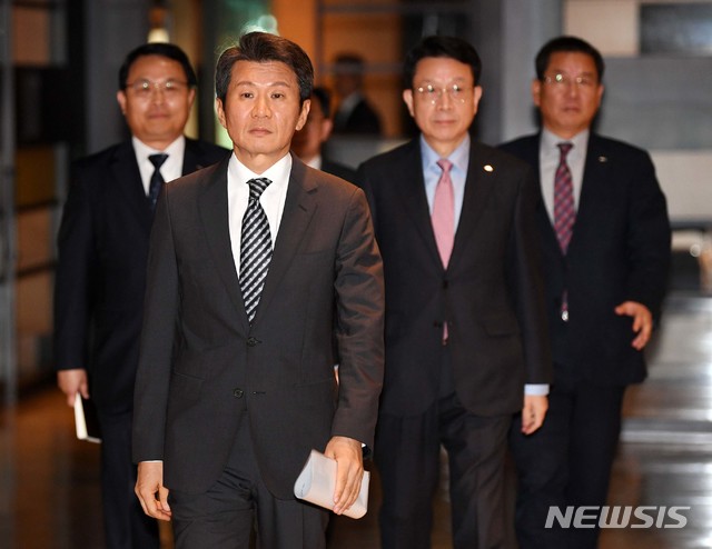 【서울=뉴시스】전진환 기자 = 아시아나 항공 인수 우선협상대상자 선정 관련 정몽규 현대산업개발 회장이 입장을 발표하기 위해 12일 오후 서울 용산구 현대산업개발 본사 대회의실에 마련된 기자회견장으로 향하고 있다. 왼쪽부터 유병규 현대산업개발 부사장, 정 회장, 김대철, 권순호 현대산업개발 대표이사. 2019.11.12. photo@newsis.com