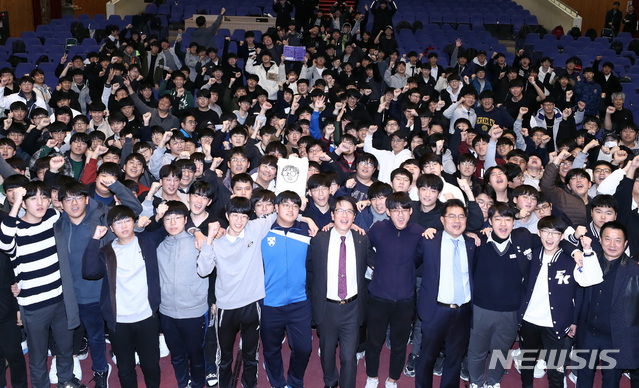 【서울=뉴시스】이영환 기자 = 고진영 배재고등학교 교장과 3학년 학생들이 2020학년도 대학수학능력시험을 이틀 앞둔 12일 오후 서울 강동구 배재고등학교 아펜젤러기념예배당에서 열린 수능 출정식에서 파이팅을 외치고 있다. 2019.11.12.  20hwan@newsis.com