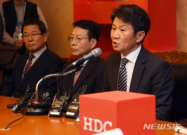 【서울=뉴시스】 전진환 기자 = 정몽규 HDC 회장이 12일 오후 서울 용산구 현대산업개발 본사 대회의실에서 아시아나 항공 인수 우선협상대상자 선정 관련 기자회견을 하고 있다. 2019.11.12.&nbsp; photo@newsis.com 