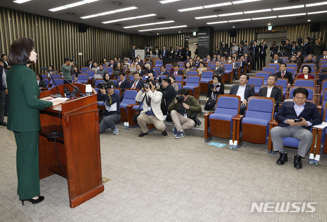 【서울=뉴시스】고승민 기자 = 나경원 자유한국당 원내대표가 12일 서울 여의도 국회에서 열린 정책의원총회에서 인사말을 하고 있다. 2019.11.12. kkssmm99@newsis.com