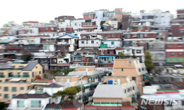 【서울=뉴시스】 고범준 기자 = 정부가 수주 경쟁이 과열된 서울 한남3구역 재개발 정비 사업에 대한 특별 점검을 실시하고 있다. 국토교통부와 서울시, 한국감정원으로 구성된 합동점검반은 시공사 입찰 과정이 공정한지 검토하고 문제가 있으면 법적 조치할 계획이다. 한남3구역 재개발사업은 한남동 686번지 일대 38만6395.5㎡가 대상이다. 사진은 12일 오후 서울 용산구 한남3구역 일대 마을 모습. 2019.11.12.&nbsp; bjko@newsis.com