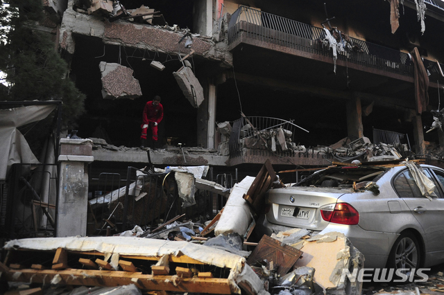 [다마스쿠스= AP/뉴시스] 지난 달 12일 이스라엘의 미사일 공격으로 파괴된 시리아 다마스쿠스 시내의 아파트 건물. 2019.12.23 