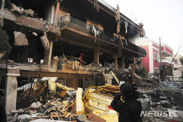 [AP/뉴시스] 지난해 이스라엘공군의 미사일 공습으로 파괴된 다마스쿠스의 아파트 . ( 시리아 국영 사나 통신 제공 사진 )  